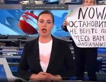 Mientras que la presentadora Ekaterina Andreieva hablaba, Ovsiannikova aparece por detrás con una pancarta que decía:  “No a la guerra. No se crean la propaganda. Aquí les están mintiendo.” ESPECIAL