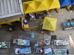 El Centro Médico Caritas estaba tan desbordado de gente que se pusieron camillas afuera hasta que se liberaran espacios para los enfermos de COVID. EPA