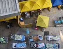 El Centro Médico Caritas estaba tan desbordado de gente que se pusieron camillas afuera hasta que se liberaran espacios para los enfermos de COVID. EPA