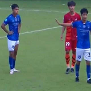 ¡Se equivocó de deporte! Futbolista explota y noquea a un jugador rival en pleno partido (VIDEO)
