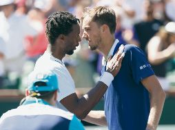 Rebasado. El reinado de Daniil Medvedev (der.) en la ATP fue breve gracias a la determinación de Gael Monfils. EFE/ J. Mabanglo