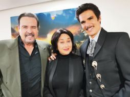 Acompañado. César Évora, Angélica Aragón y Eduardo Barajas, durante las grabaciones de la bioserie. Cortesía