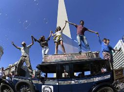 Recorrido. Fueron 362 mil kilómetros y volvieron al punto de partida con cuatro hijos y dos mascotas que hoy conforman la familia. AFP