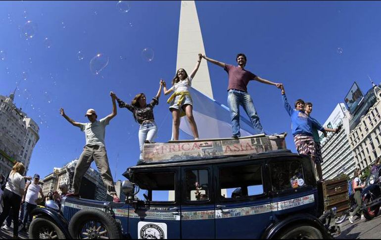 Recorrido. Fueron 362 mil kilómetros y volvieron al punto de partida con cuatro hijos y dos mascotas que hoy conforman la familia. AFP