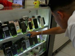 Los estudiantes de México que están registrados en el programa reciben mil 800 pesos cada dos meses y el Iphone 12 tiene un costo mínimo de 19 mil pesos. EL INFORMADOR / ARCHIVO