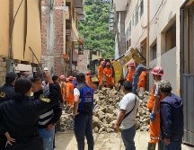 El comisario de Retamas, el teniente Carlos Alberto, reportó que los brigadistas de la policía y bomberos han logrado rescatar a cuatro personas. EFE/ C. Mamani