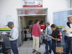 Cualquier persona que conduzca un vehículo automotor y sea mayor de 18 años debe hacer el trámite para obtener la licencia de conducir. EL INFORMADOR/ARCHIVO