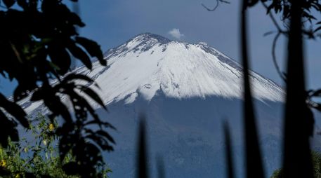 El volcán Popocatépetl amanece este miércoles 19 de marzo con una capa de nieve.  NTX / ARCHIVO