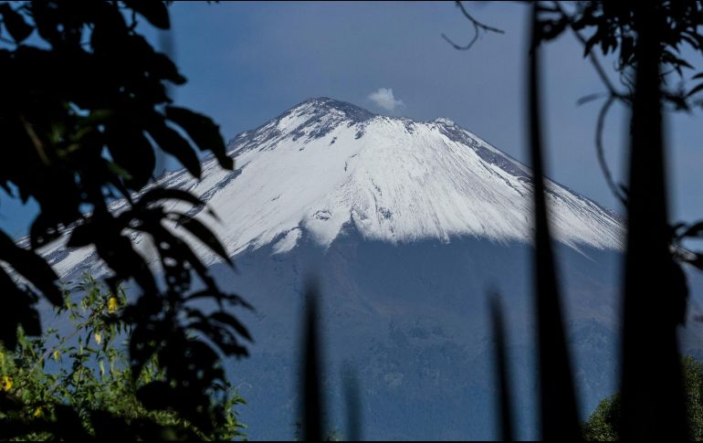 El volcán Popocatépetl amanece este miércoles 19 de marzo con una capa de nieve.  NTX / ARCHIVO