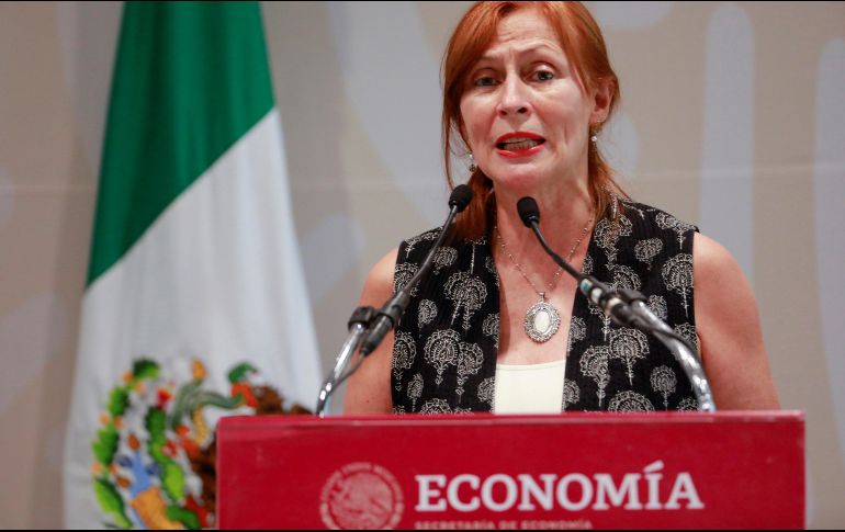 Fotografía de archivo de la secretaria de Economía, Tatiana Clouthier, durante una rueda de prensa en la Ciudad de México. EFE/ARCHIVO