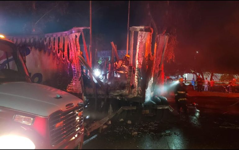 Bomberos intervinieron con pipas con agua para ayudar a las labores de extinción del fuego. ESPECIAL