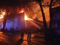 El incendio ocurre en una fábrica en la Colonia El Rosario en Guadalajara. EL INFORMADOR/ G. GALLO