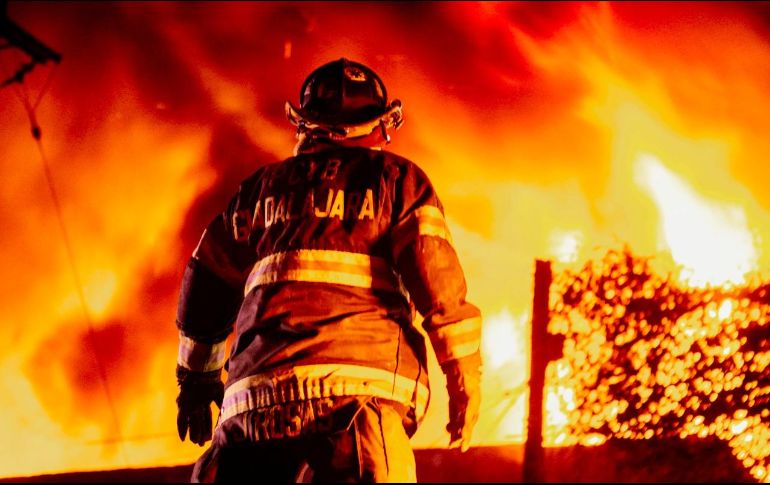 Bomberos de toda la Zona Metropolitana trabajaron para controlar el fuego. EL INFORMADOR/G. Gallo