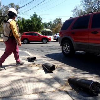 Gastan millones en plaga de bolardos, pero nadie los repara