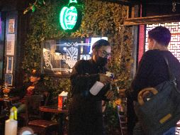 El uso del cubrebocas continuará como una medida de salud contra la posible llegada de alguna nueva cepa del coronavirus. EL INFORMADOR/G. Gallo