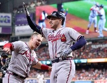 El primera base Freddie Freeman (D) ayudó a los Bravos de Atlanta a conquistar su cuarto título consecutivo de la División Este la temporada pasada. AFP / ARCHIVO