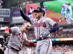 El primera base Freddie Freeman (D) ayudó a los Bravos de Atlanta a conquistar su cuarto título consecutivo de la División Este la temporada pasada. AFP / ARCHIVO