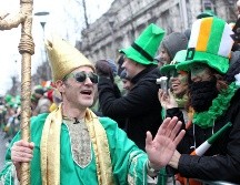 Las calles de Irlanda se vestirán de verde por cuatro días seguidos, después de que la tradicional fiesta se pusiera en pausa por restricciones de COVID-19. AFP/ARCHIVO
