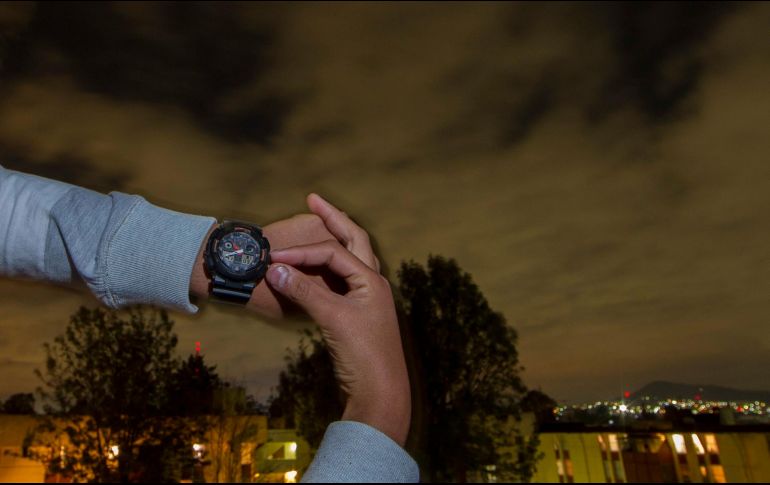 Especialistas recomiendan cambiar el horario de alimentación días antes para que el reloj circadiano capte estas señales y sea más fácil la transición. NTX / ARCHIVO