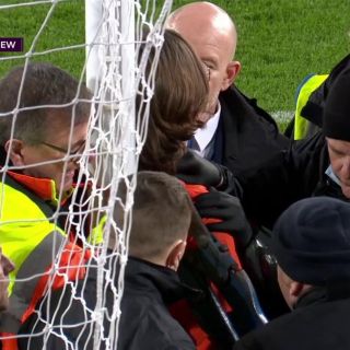 ¡Increíble! Aficionado salta al campo y se ata al poste de la portería en pleno partido