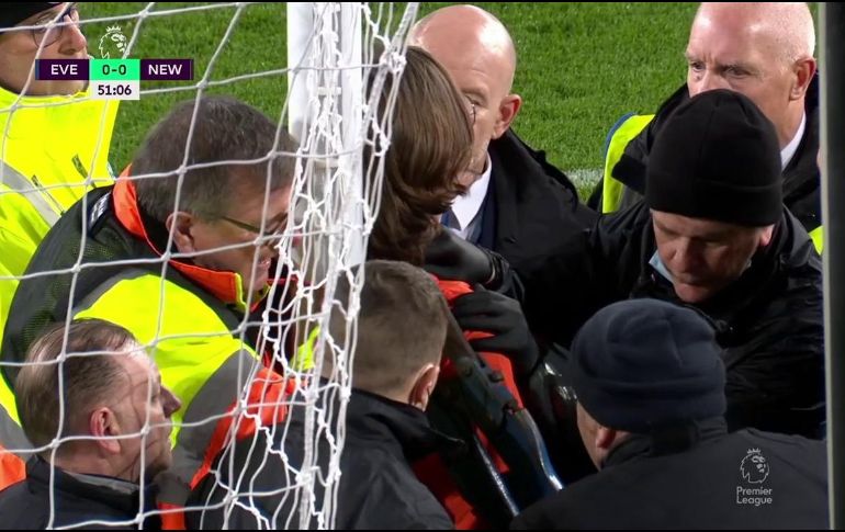 El aficionado, con una camisa naranja con el mensaje de su protesta, corrió hacia una de las porterías y ató su cuello al poste. ESPECIAL