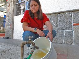 Araceli Gallegos muestra el agua que llega a su domicilio. EL INFORMADOR/A. Camacho