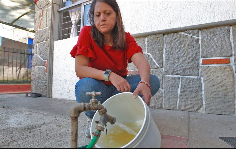 Araceli Gallegos muestra el agua que llega a su domicilio. EL INFORMADOR/A. Camacho