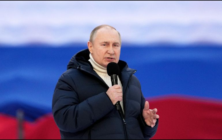 Putin, que alaba el heroísmo de los soldados rusos durante la campaña militar, hace estas declaraciones durante un multitudinario acto patriótico en el estadio olímpico Luzhnikí de Moscú. EFE / A. Vilf