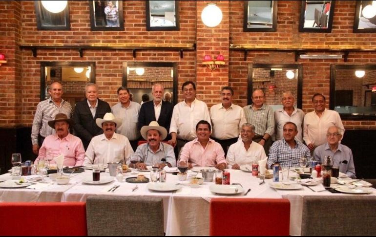 Los ex diputados se reunieron ayer en un conocido restaurante de la ZMG para recordar viejos tiempos. ESPECIAL /