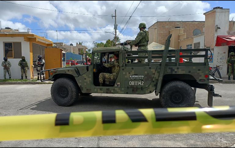 Soldados del Ejército vigilan el lugar donde fueron liberadas tres personas secuestradas este viernes, en Cancún. EFE/A. Cupul