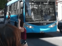 Una usuaria del transporte público recibió con piedras e insultos a la unidad que llevaba mucho esperando. TWITTER: @radio2rosario