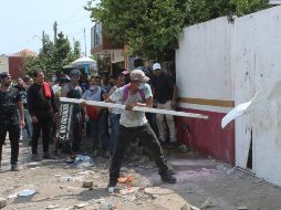 Este incidente dejó al menos una decena de heridos, que presentaban lesiones por proyectiles. EFE/J. Blanco