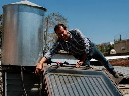 Crean calentador solar y huertos ante crisis