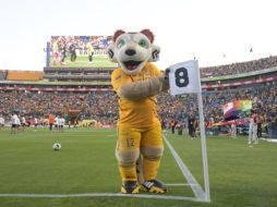 En la cancha se colocaron banderines de tiro de esquina de color blanco con el 8 en negro, para recordar a Boy. IMAGO7