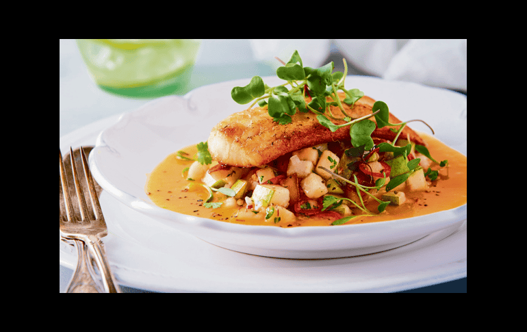 Filete de pescado con pera y salsa de mango. El contraste de los sabores te parecerá espectacular. Cortesía/ Peras USA