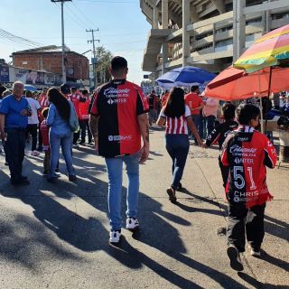 ¡Ponen el ejemplo! Afición convive sin sobresaltos en el Clásico Tapatío 
