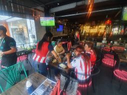 Los jerseys de Chivas y Atlas inundaron los bares de la Perla Tapatía. EL INFORMADOR / M. Navarro