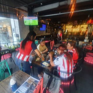 Atlas vs Chivas: Con uniforme de gala en los bares de Guadalajara por Clásico Tapatío