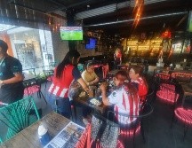 Los jerseys de Chivas y Atlas inundaron los bares de la Perla Tapatía. EL INFORMADOR / M. Navarro