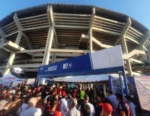 El Fan ID se implementó como medida de seguridad para conocer la identidad de todos los aficionados asistentes al Clásico Tapatío, sin embargo esto ocasionó largas filas a las afueras del Jalisco. EL INFORMADOR / G. Gallo