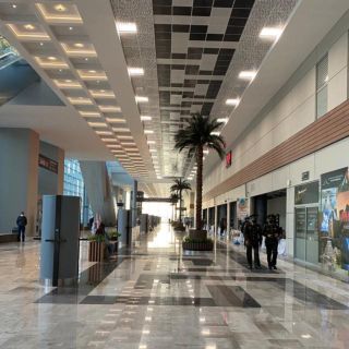 ¡Llévelo, llévelo! Se instalan ambulantes en pasillos del AIFA