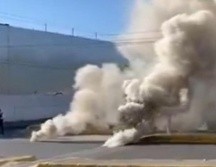 En el cruce de las Avenidas Patria y Moctezuma salía humo de las bocas de tormenta por un incendio. ESPECIAL