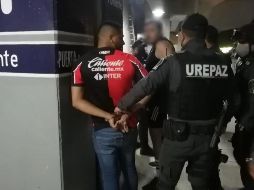 Ayer en el partido de Atlas vs Chivas fueron detenidos ocho hombres por pleitos en el Estadio Jalisco. ESPECIAL