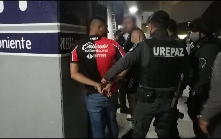 Ayer en el partido de Atlas vs Chivas fueron detenidos ocho hombres por pleitos en el Estadio Jalisco. ESPECIAL