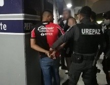 Ayer en el partido de Atlas vs Chivas fueron detenidos ocho hombres por pleitos en el Estadio Jalisco. ESPECIAL