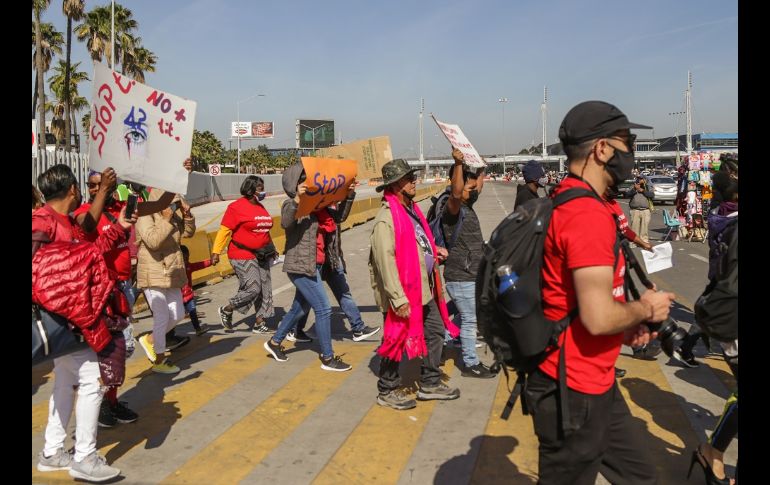 Activistas y migrantes participaron en una marcha pacífica que se dirigió hacia el puerto fronterizo de San Ysidro. EFE/J. Terriquez