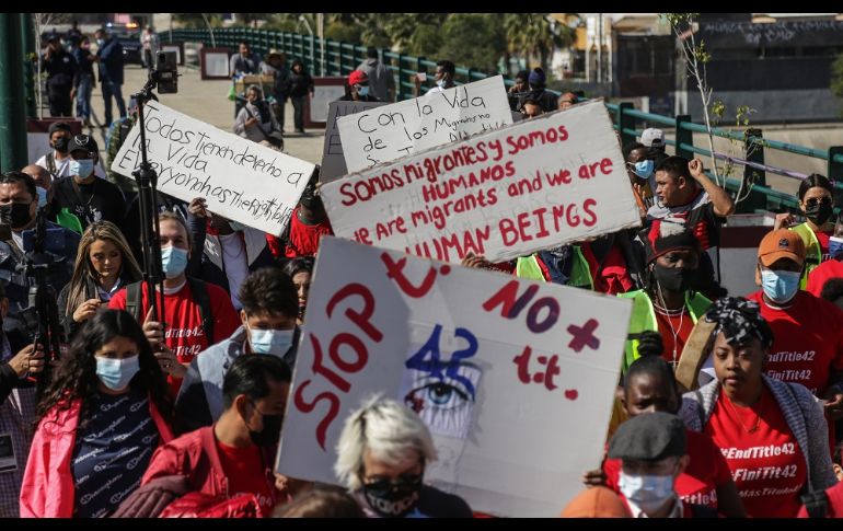 Activistas y migrantes participaron en una marcha pacífica que se dirigió hacia el puerto fronterizo de San Ysidro. EFE/J. Terriquez