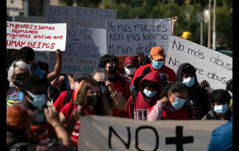 Los visitantes y Activistas y migrantes participaron en una marcha pacífica que se dirigió hacia el puerto fronterizo de San Ysidro. AFP/Arias