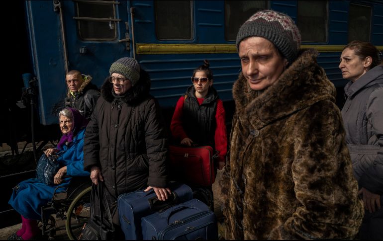 Ciudadanos de Mariúpol escapan de la zona de guerra. AP/B. Armangue