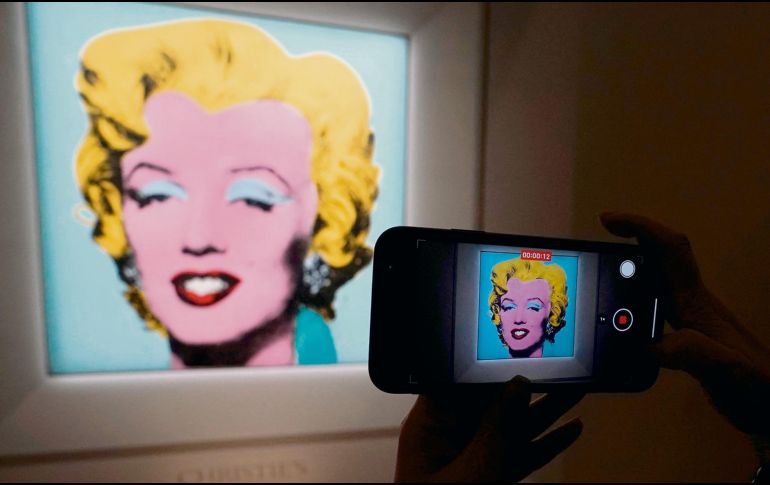 “Shot Sage Blue Marilyn”. Esta pintura muestra a la actriz con el rostro rosado, labios rojos, cabello rubio y sombra de ojos azul sobre un fondo en azul claro. AFP